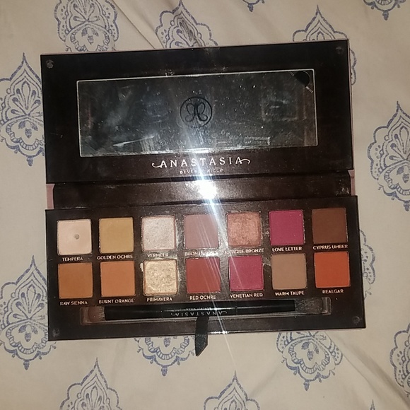 Anastasia Modern Renaissance Pallete - Picture 2 of 2